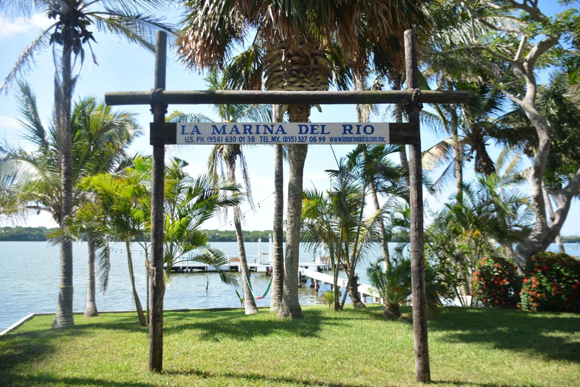 Hotel La Marina Del Rio La Pesca Exteriör bild